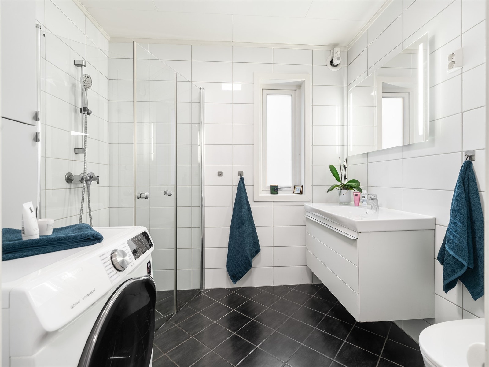 På badet er gulv og vegger helhetlig utført med fliser. Gulvet har naturligvis også varme. Galleribilde