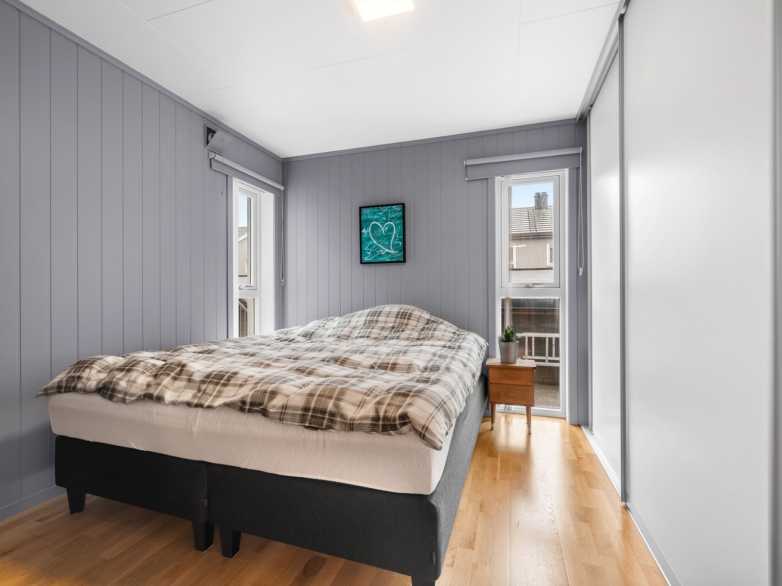 Hovedsoverommet er utstyrt med skyvedørsgarderobe på over tre meter. Galleribilde