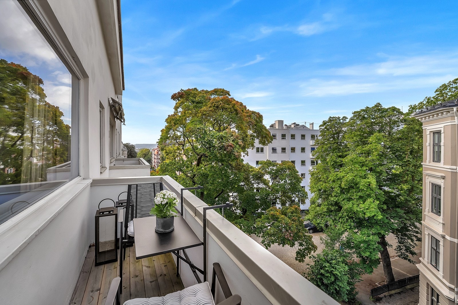 Fra stuen er det utgang til balkong. Galleribilde