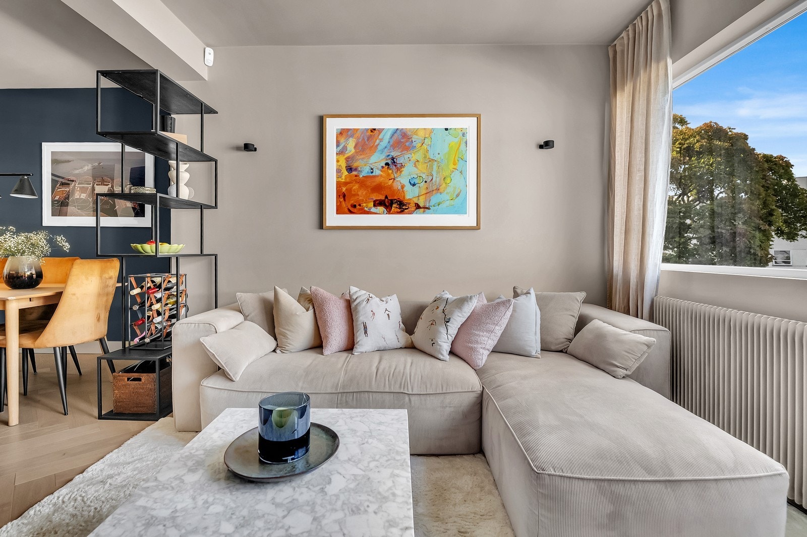 I stuen er det god plass til både sofa og spisebord. Galleribilde