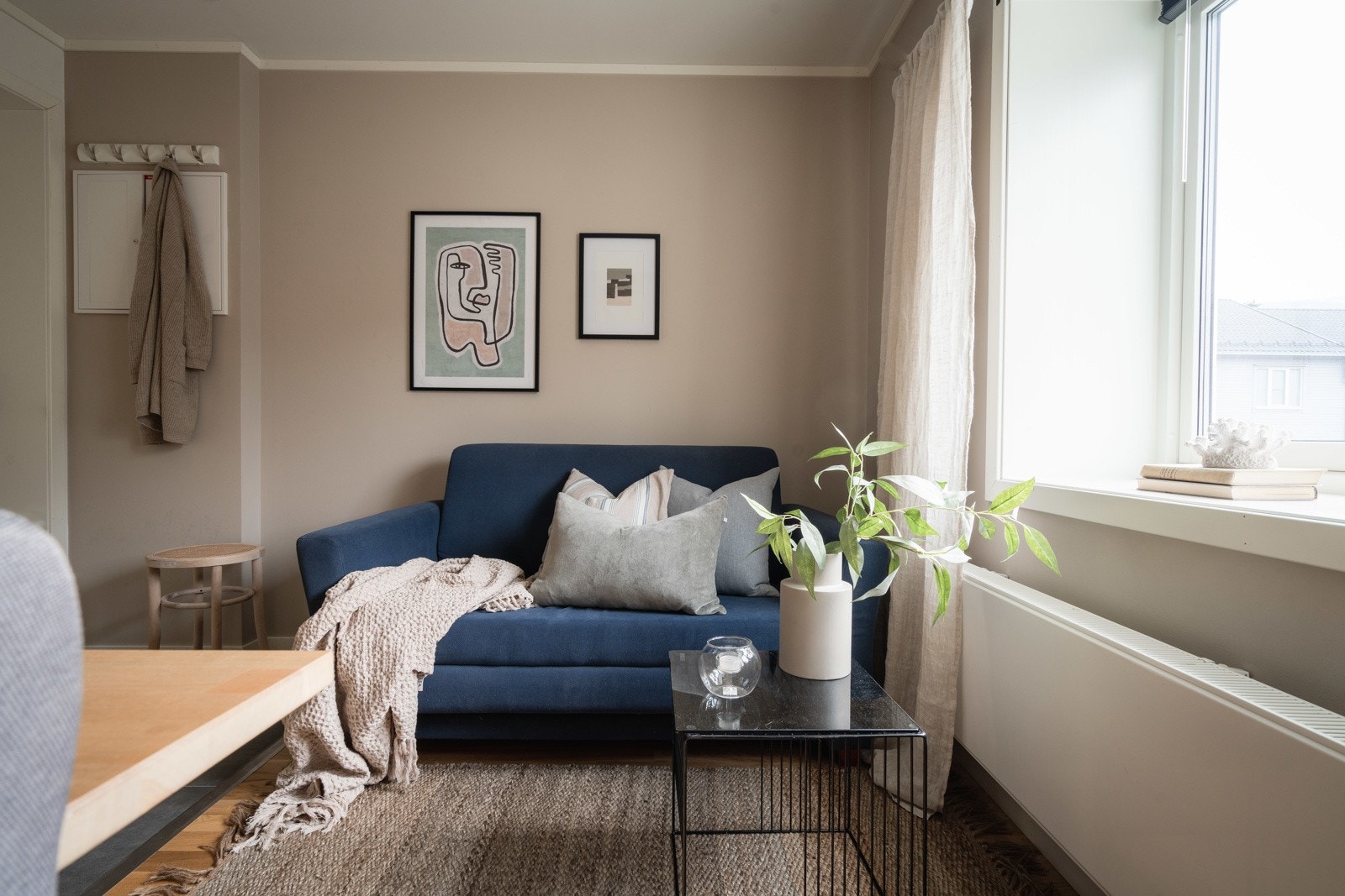 Store vindusflater gir rikelig med naturlig lysinnslipp. Galleribilde