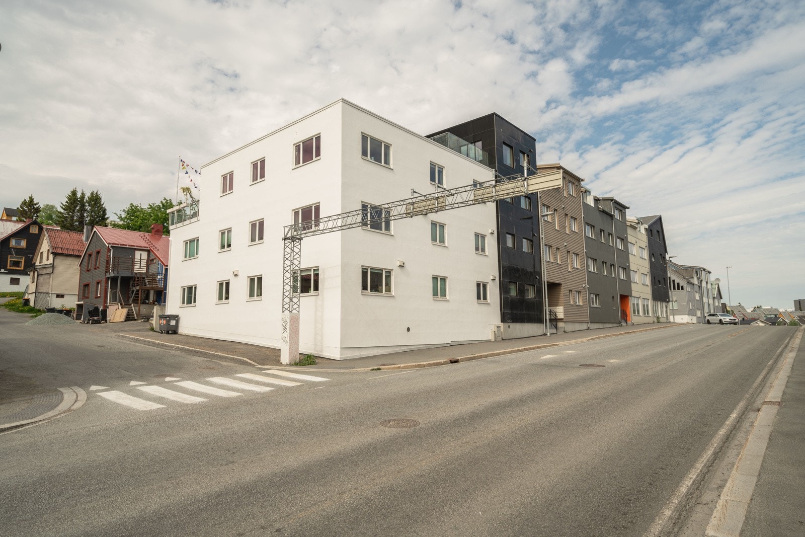 Fra leiligheten har du gangavstand til sentrum med alle dets fasiliteter som kafeer, restauranter, kjøpesenter, treningssenter m.m. Nær leiligheten er det busstopp med hyppige avganger til UNN/UiT, Jekta, Tromsdalen m.m. Galleribilde
