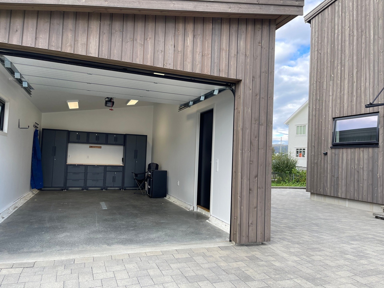 Garasje med innredning som medfølger i salget. Galleribilde