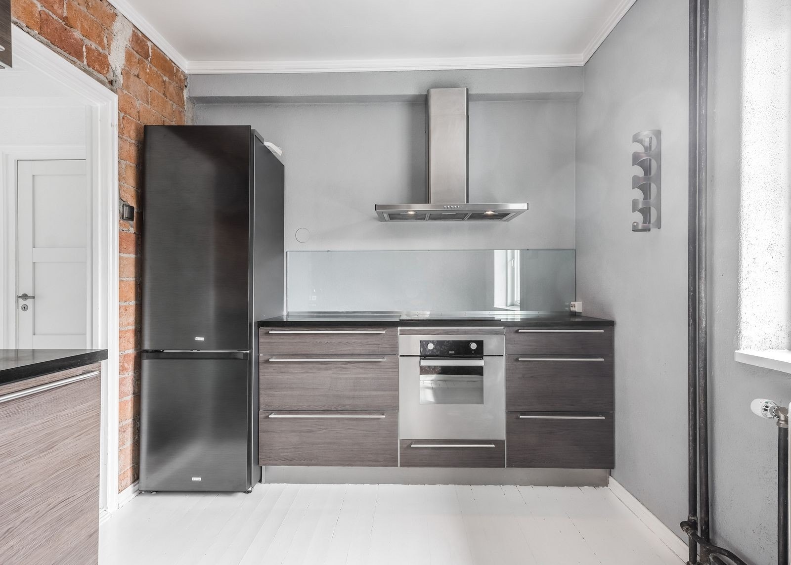 Separert kjøkken med hvitevarer. Galleribilde