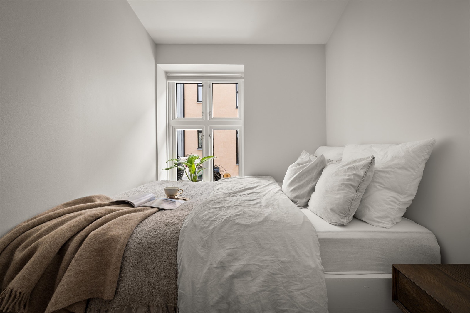 Soverommet og hele boligen for øvrig vender mot lukket bakgård. Galleribilde