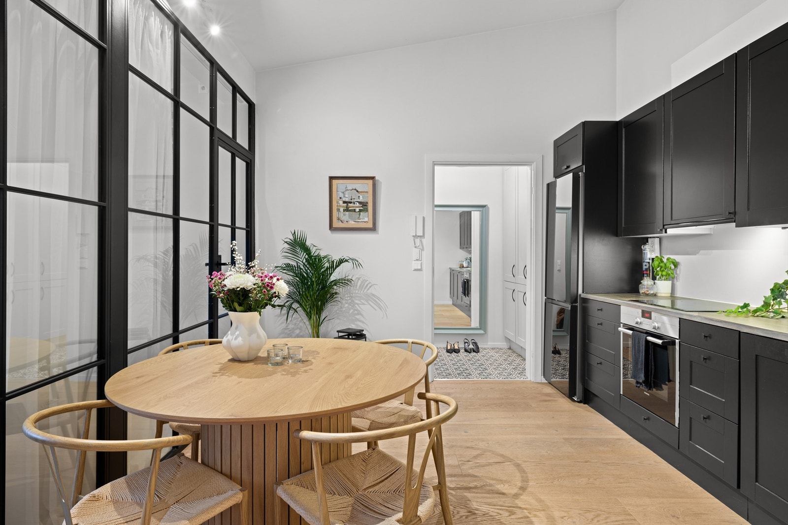 Naturlig plass for spisebord ved kjøkken. Galleribilde