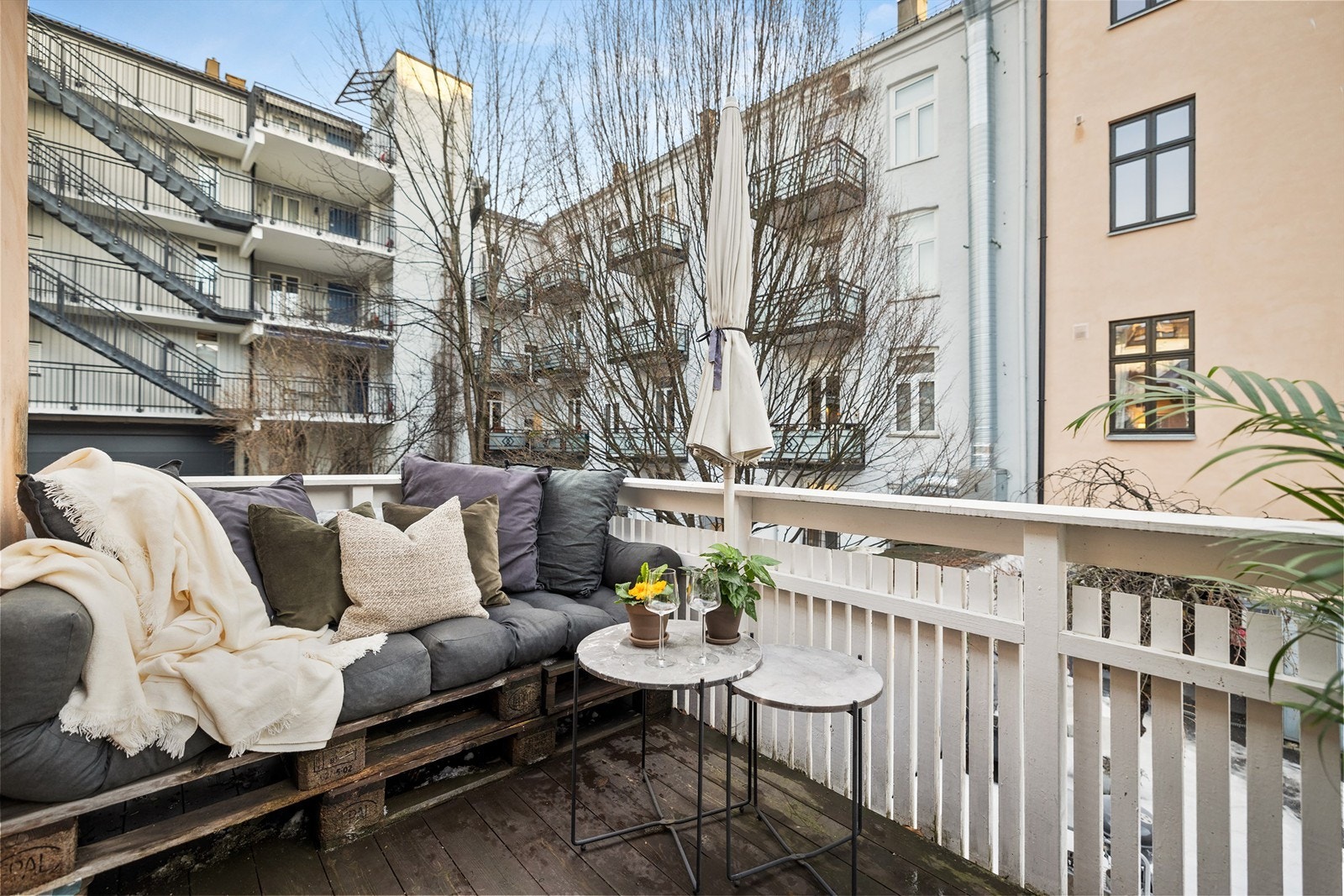 Koselig sydvendt balkong i trekonstruksjoner på ca. 6 m². Terrassebord er lagt på gulvbalkong og her er det godt med plass til sittegruppe. Galleribilde