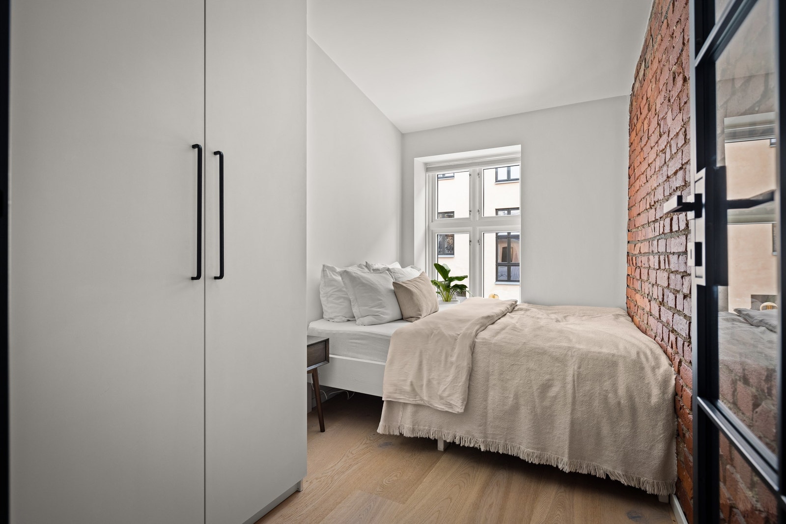 Soverommene er tilnærmet identiske, begge med plass til dobbeltseng. Galleribilde