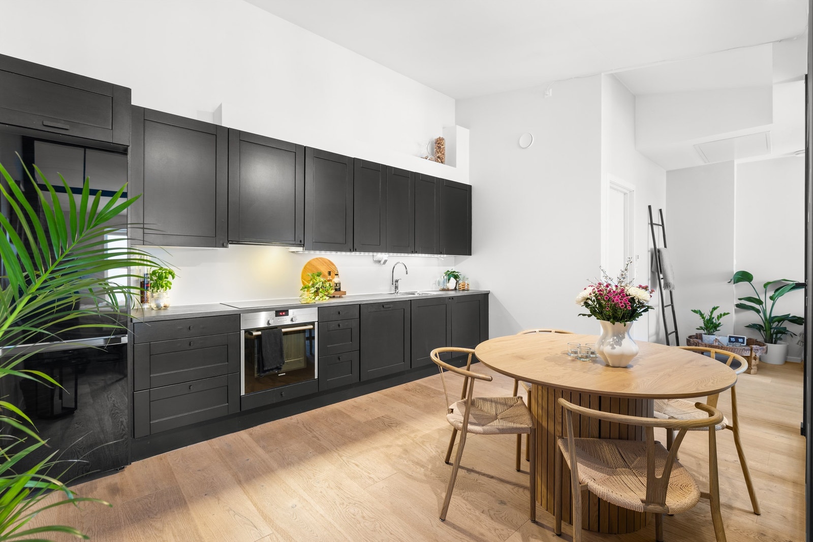 Kjøkkeninnredningen er fra Sigdal med sorte profilerte fronter. Galleribilde