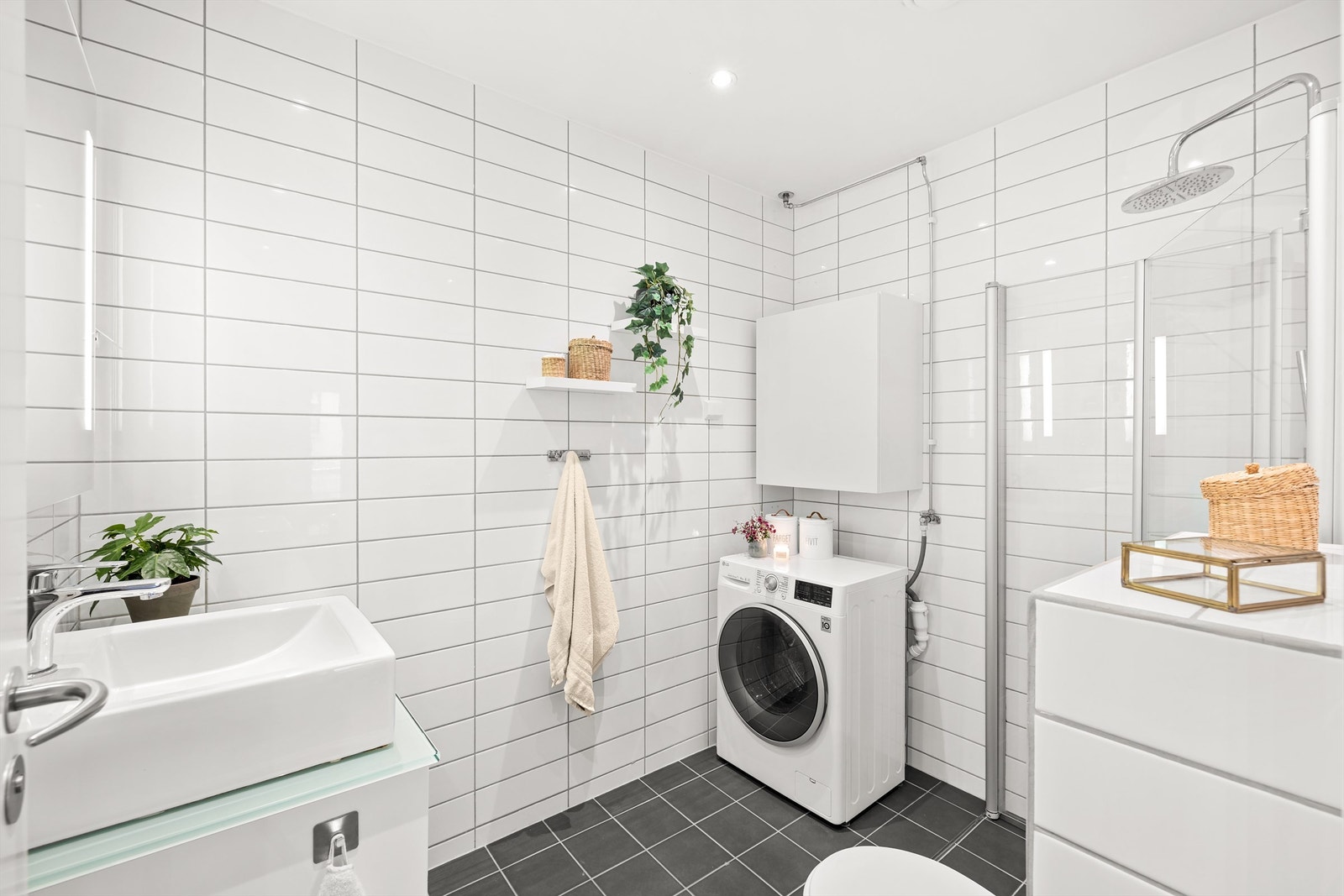 Lyst og innbydende bad med varmekabler i gulv og downlights belysning i tak. Galleribilde