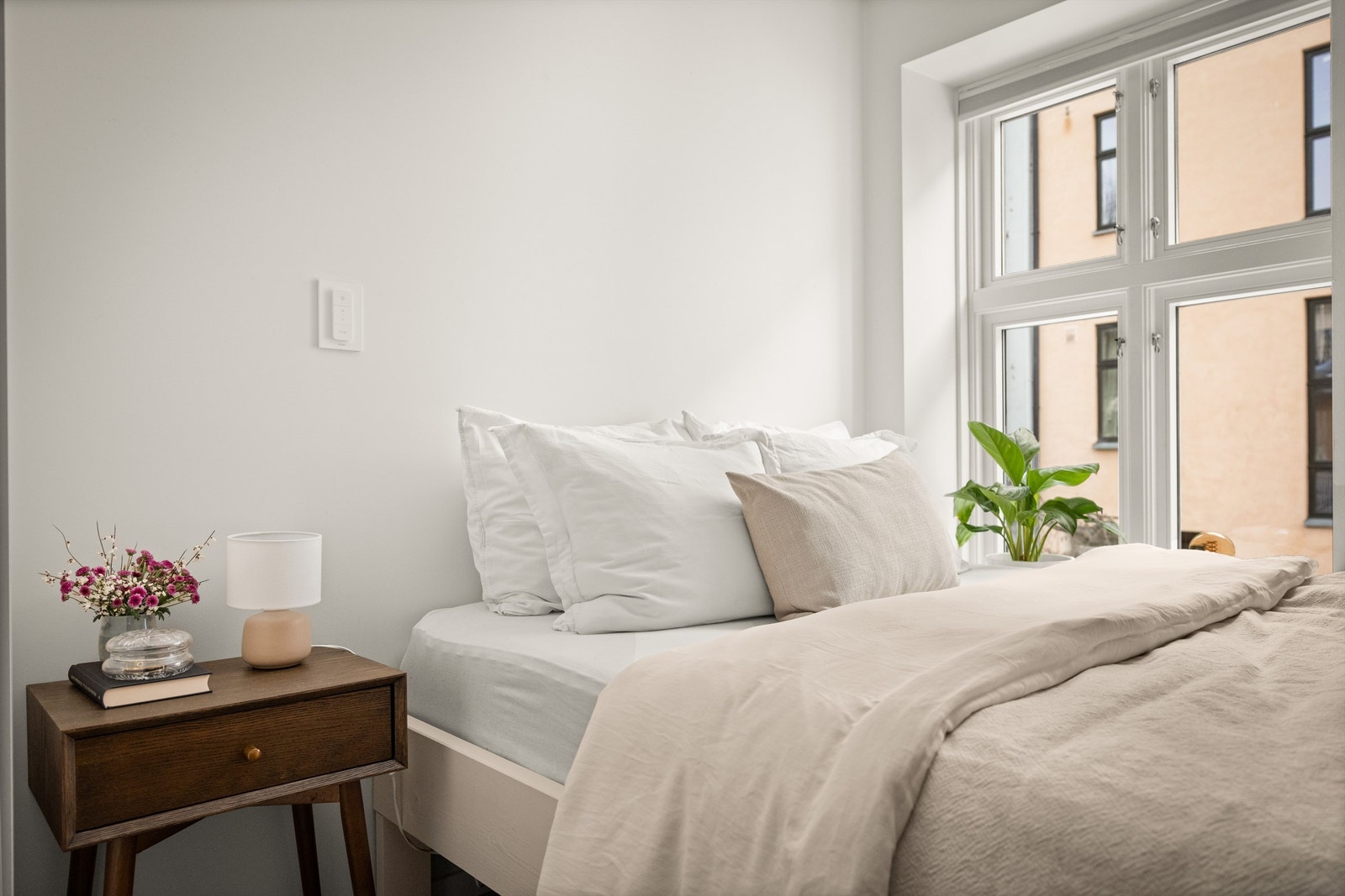 Begge soverommene har også store vinduer som gir rikelig med naturlig lys inn i rommet. Galleribilde