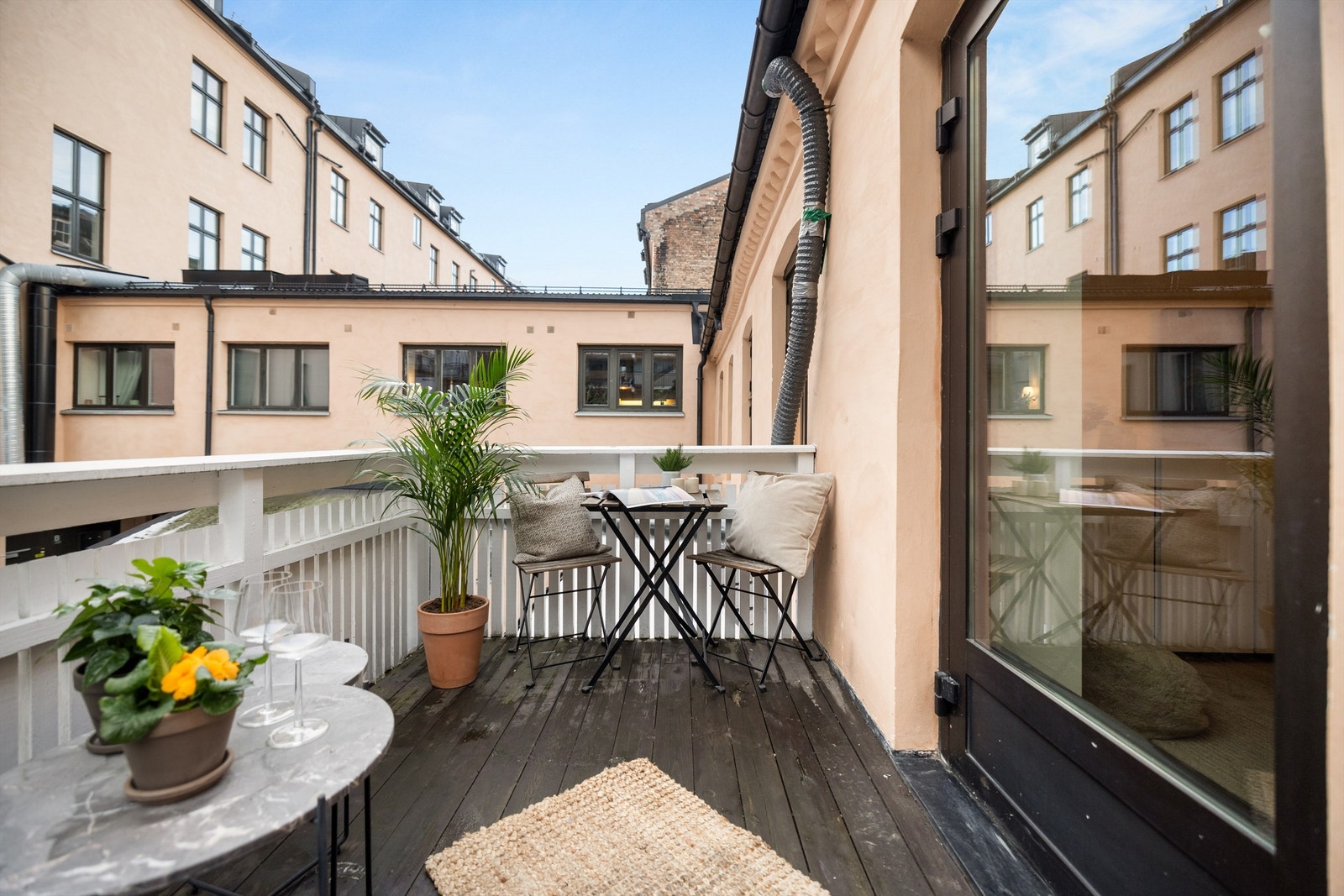 Balkongen er sørvendt, med gode solforhold gjennom store deler av dagen. Galleribilde