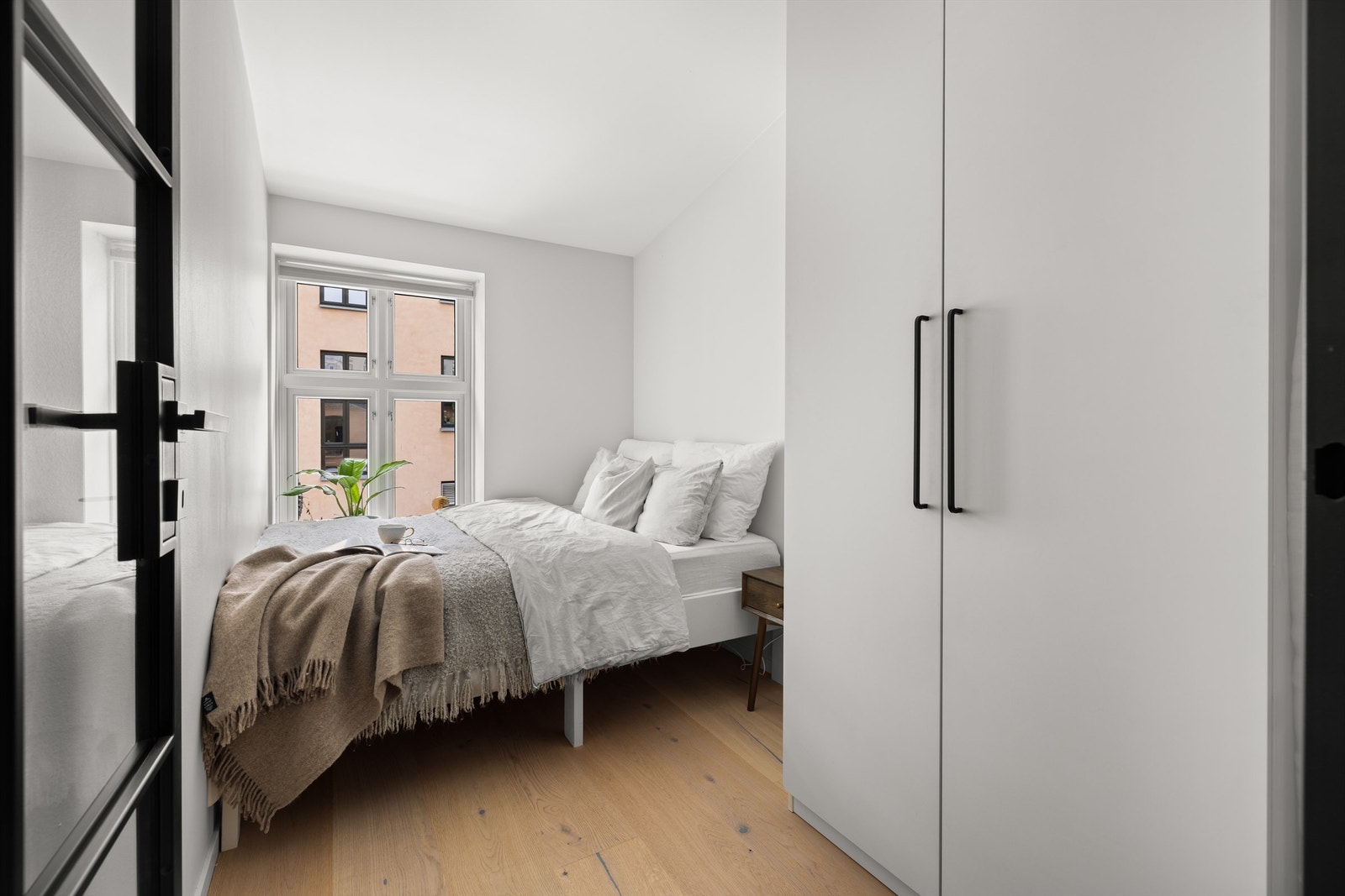 Praktiske soverom, begge med plass til både garderobe og dobbeltseng. Galleribilde