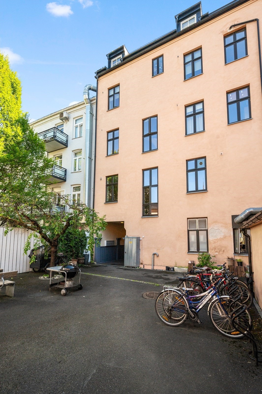 Hyggelig bakgård med sykkelparkering for beboere. Galleribilde