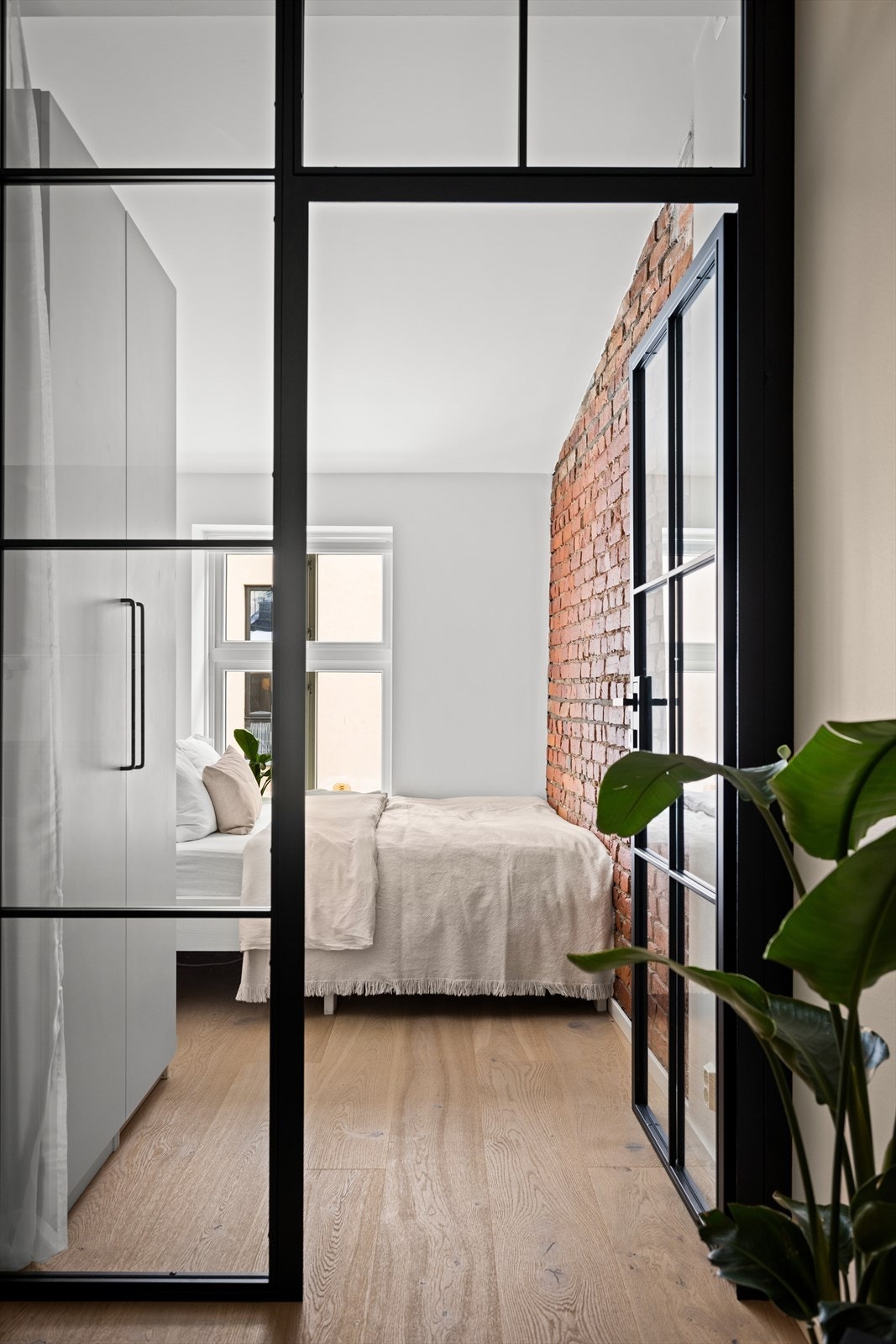 Fremhevet teglsteinsvegg som sørger for ekstra særpreg til leiligheten. Galleribilde