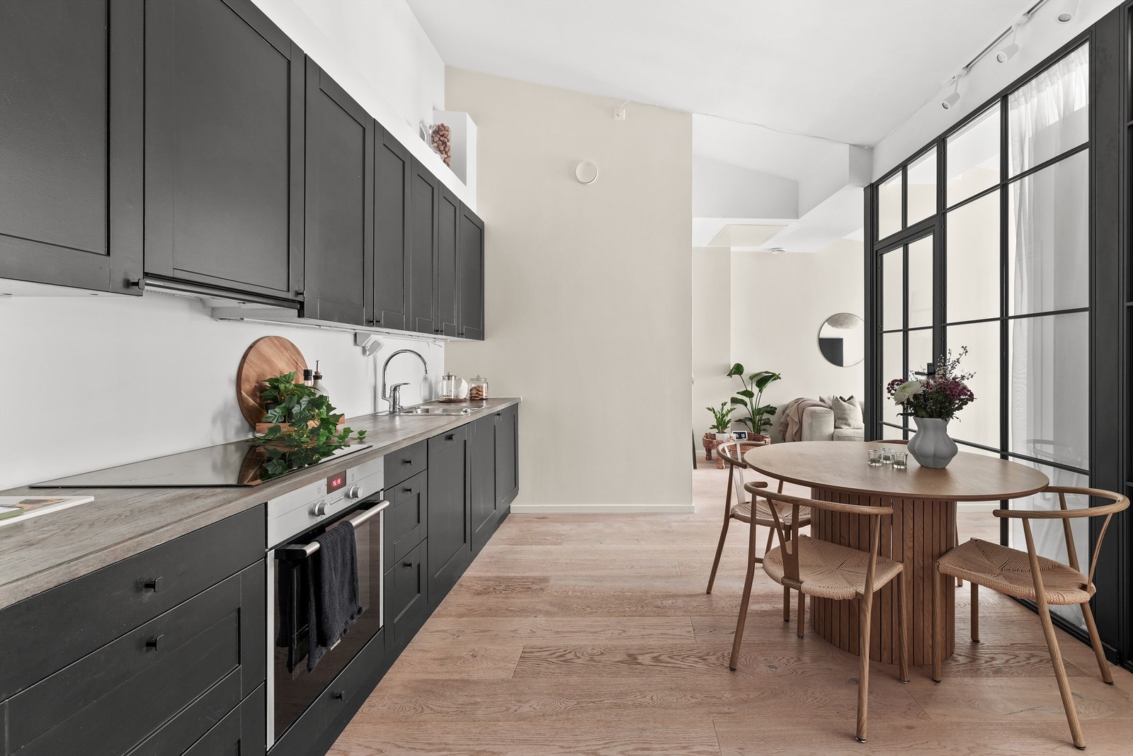 Moderne og lekkert kjøkken med godt med både skap- og benkeplass. Galleribilde