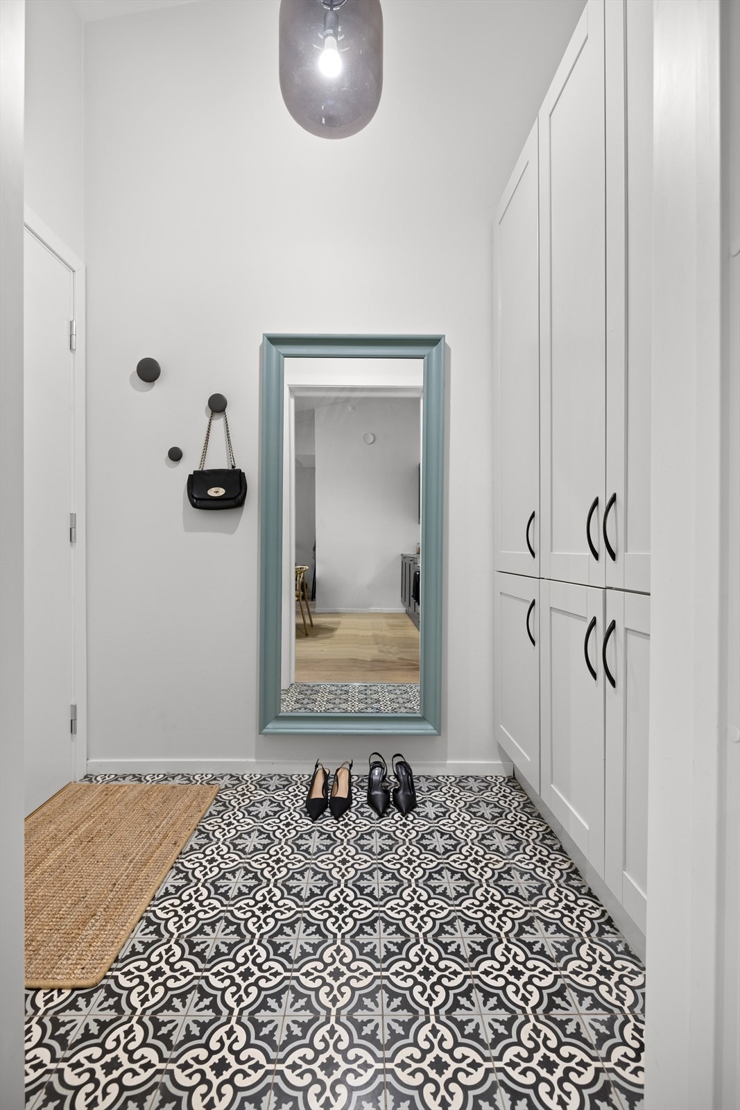 Hver krok er utnyttet for oppbevaring, og entréen er ikke noe unntak med plassbygd garderobeskap. Lekre marokkanske fliser på gulv med varmekabler. Galleribilde