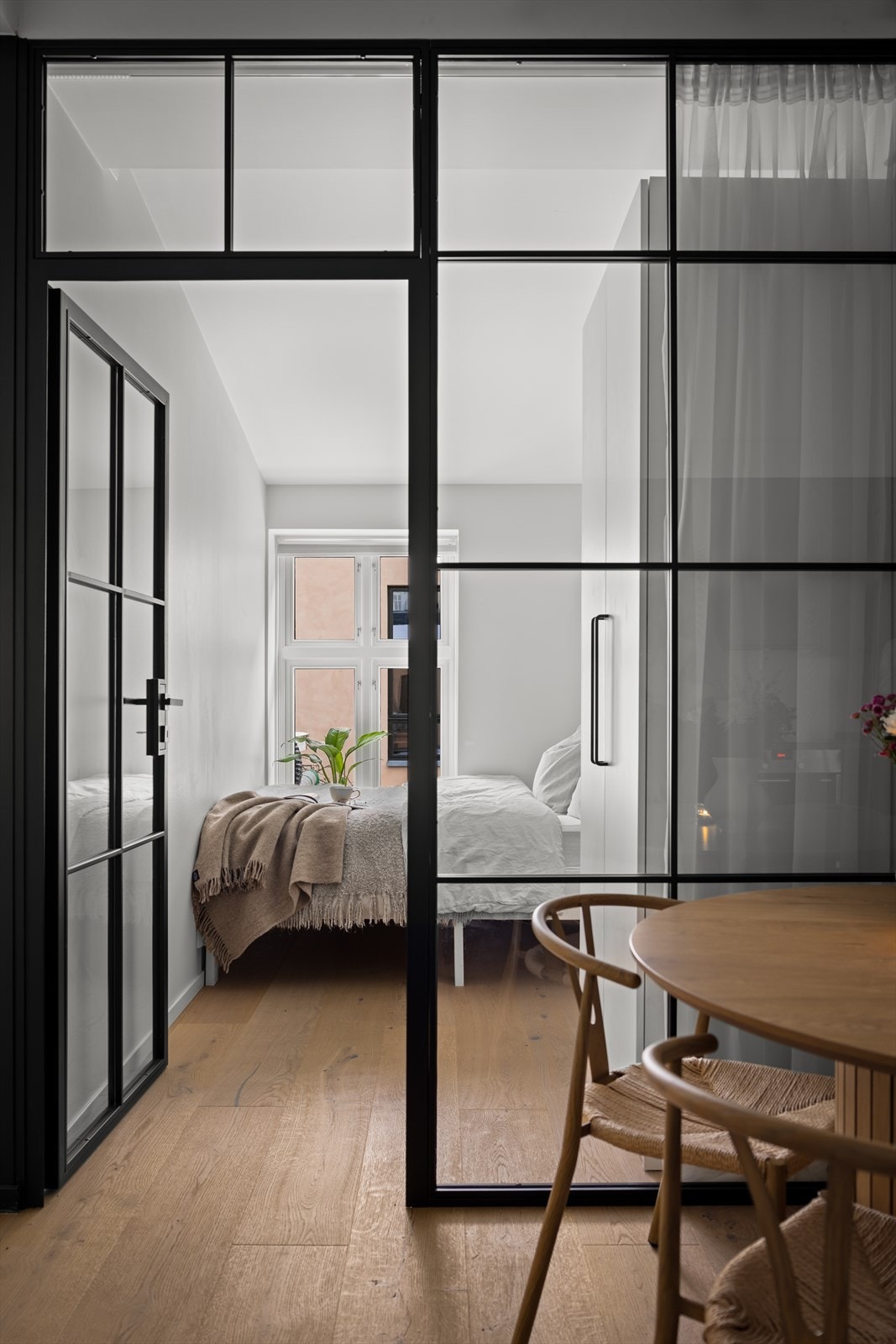 Begge rommene er utstyrt med gardiner for å skjerme soverommene for innsyn. Galleribilde