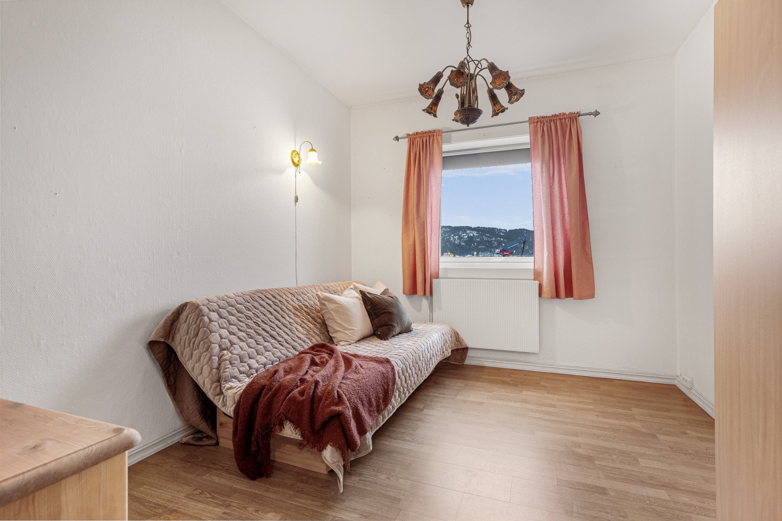 Godt med naturlig lys inn fra store vindusflater Galleribilde