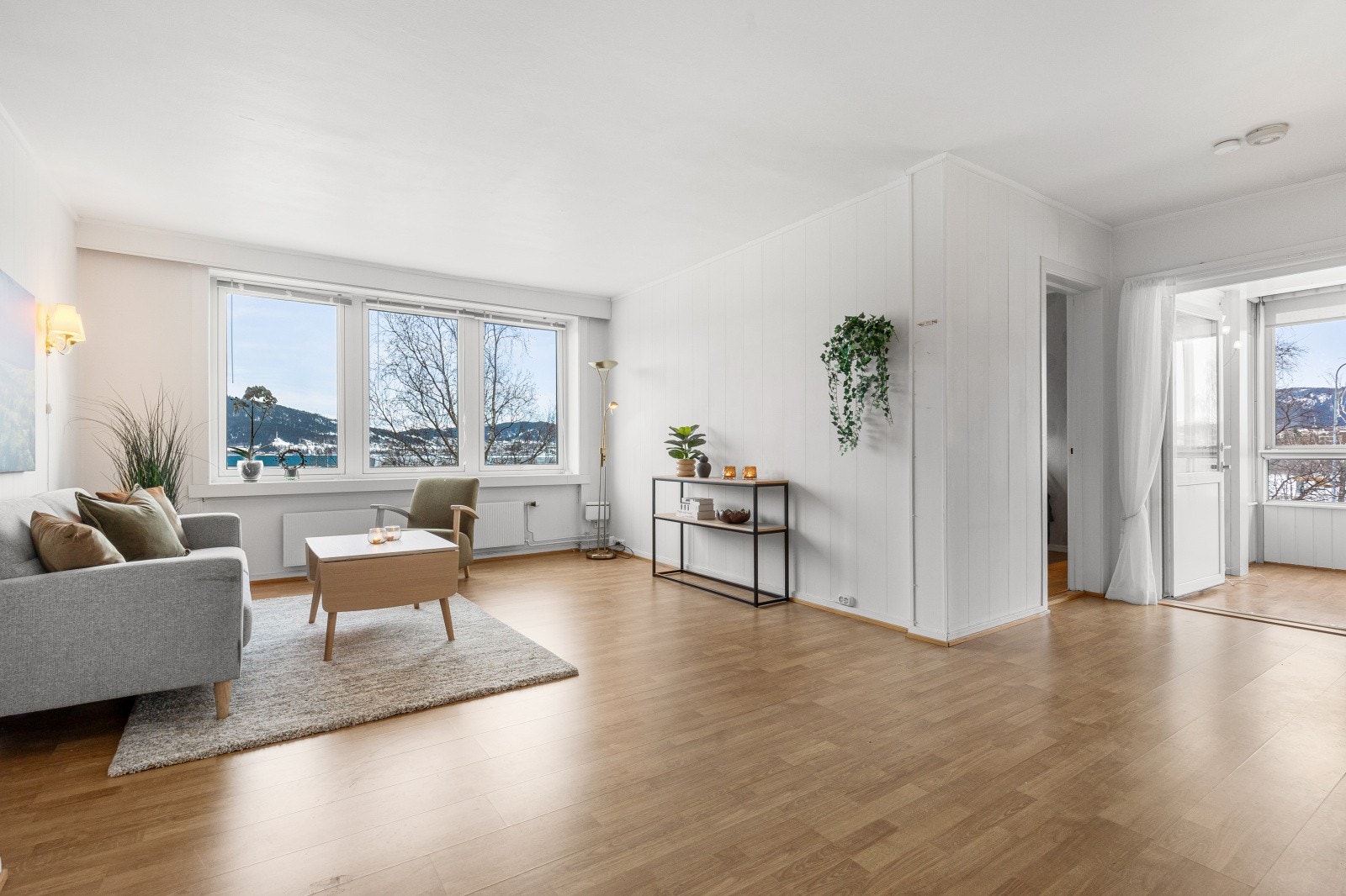 Stuen er av god størrelse og rommer god plass til sofagruppe og spisebord med tilhørende møblement Galleribilde