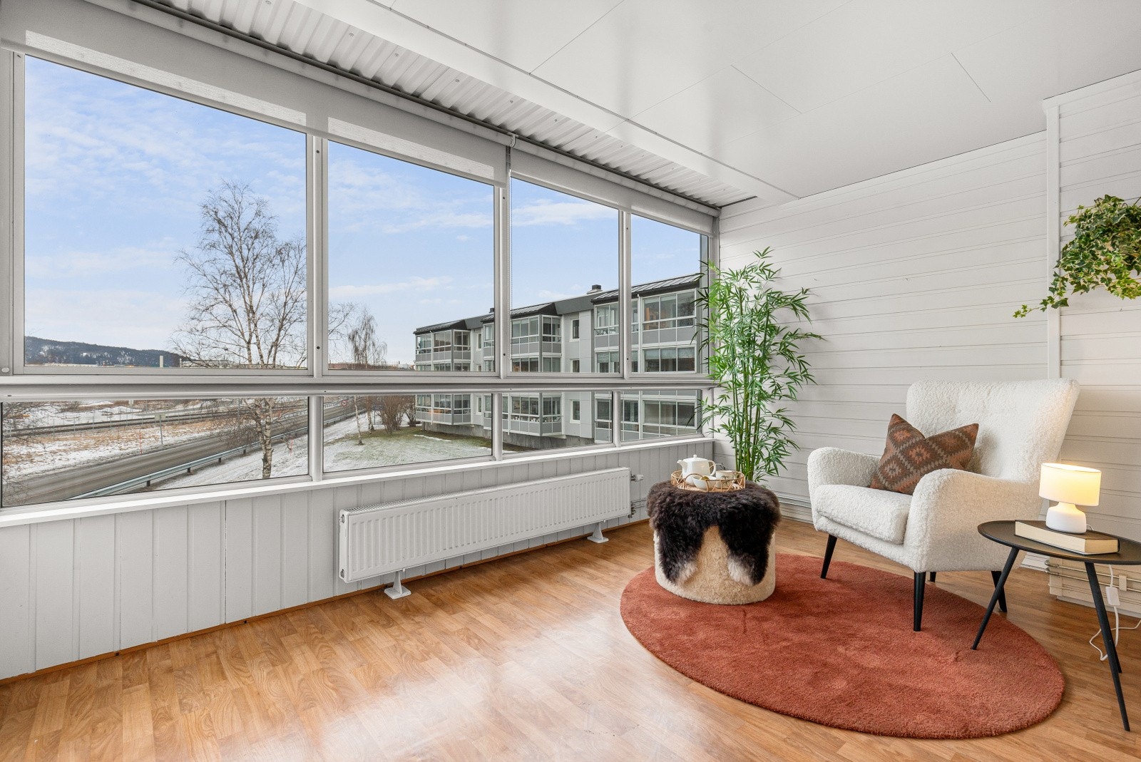 Boligen har en god intern beliggenhet i blokkas 2. etasje Galleribilde