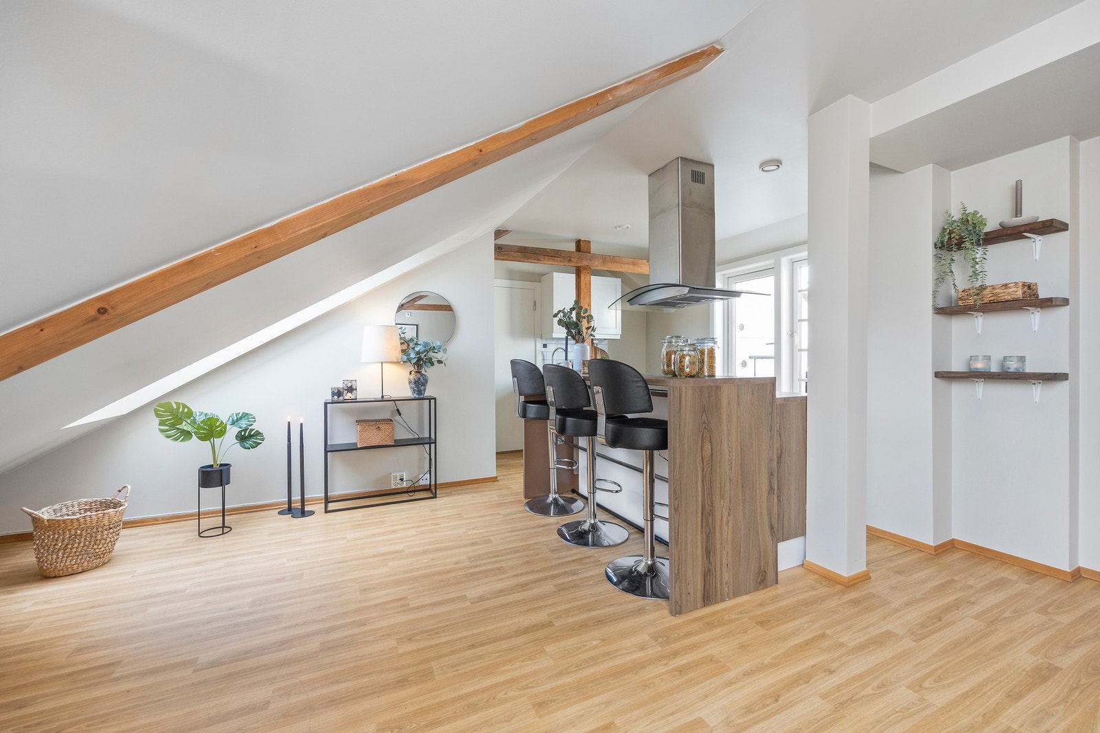 Stuen i del 2 har også store takvinduer. Galleribilde