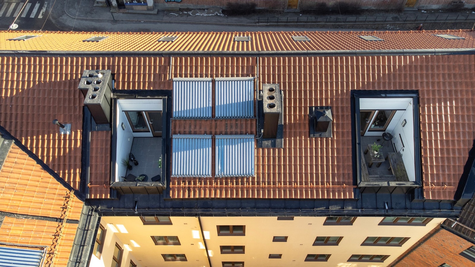 Leiligheten har 2 takterrasser. Innvendig areal er BRA-i 110 m2 og 183 i gulvareal. Galleribilde