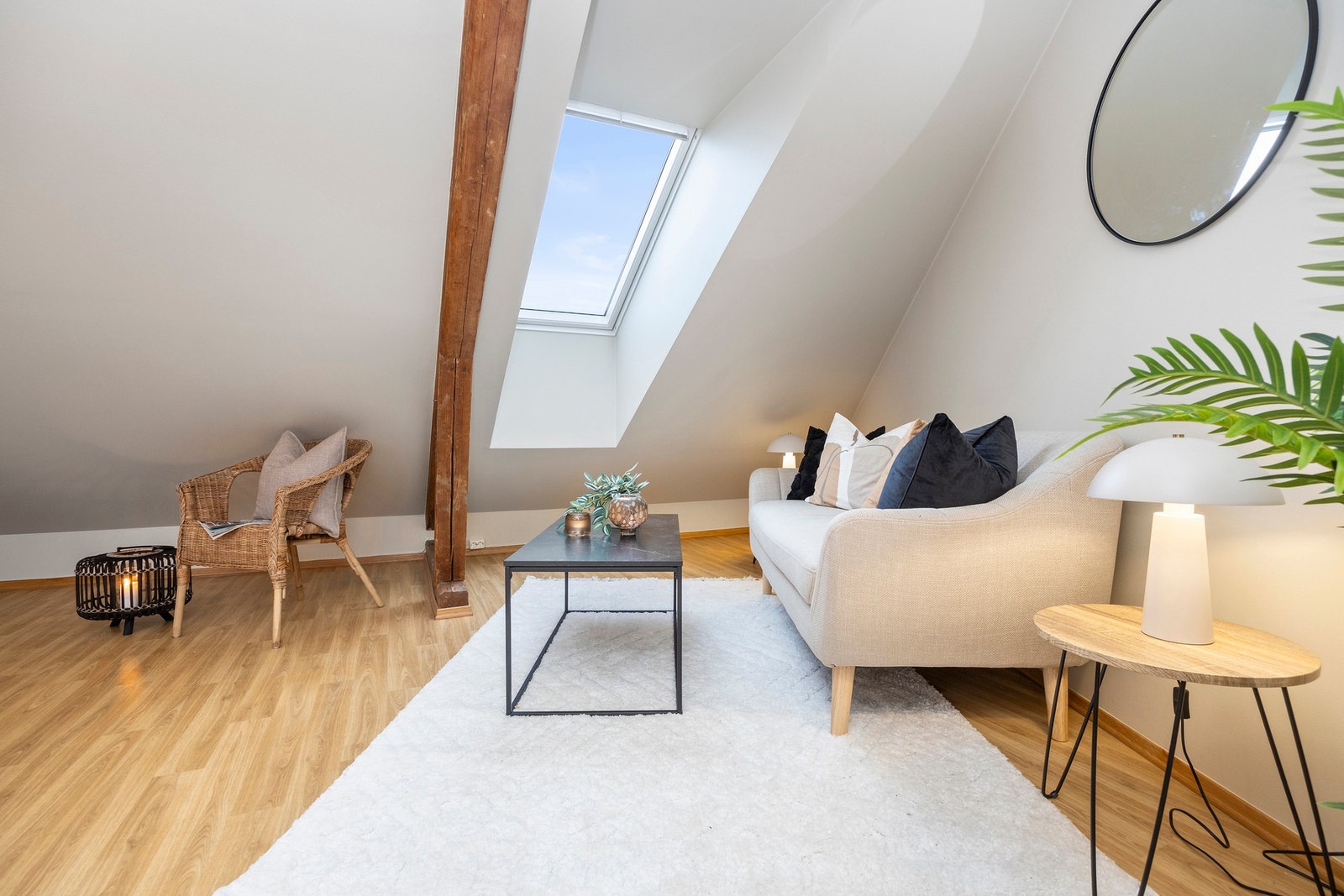 Stue med store takvinduer og pene overflater. Galleribilde