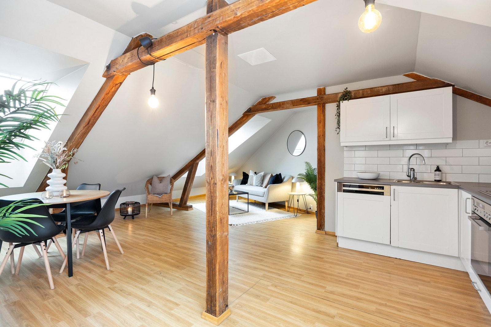 Stue med åpen kjøkkenløsning. Galleribilde