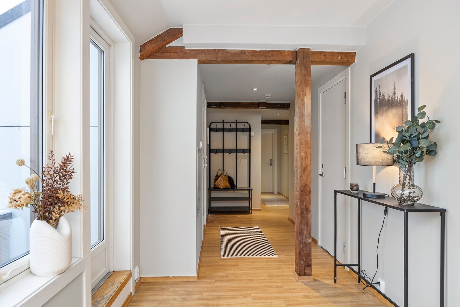 Mot entréen og gang som fører til soverom og bad. Galleribilde