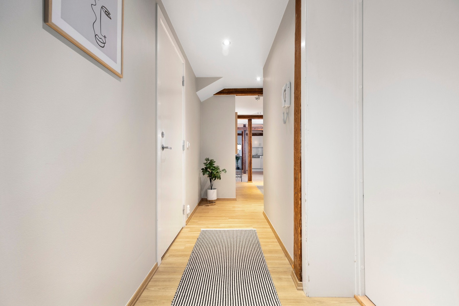 Fra entréen og innover i leiligheten. Galleribilde