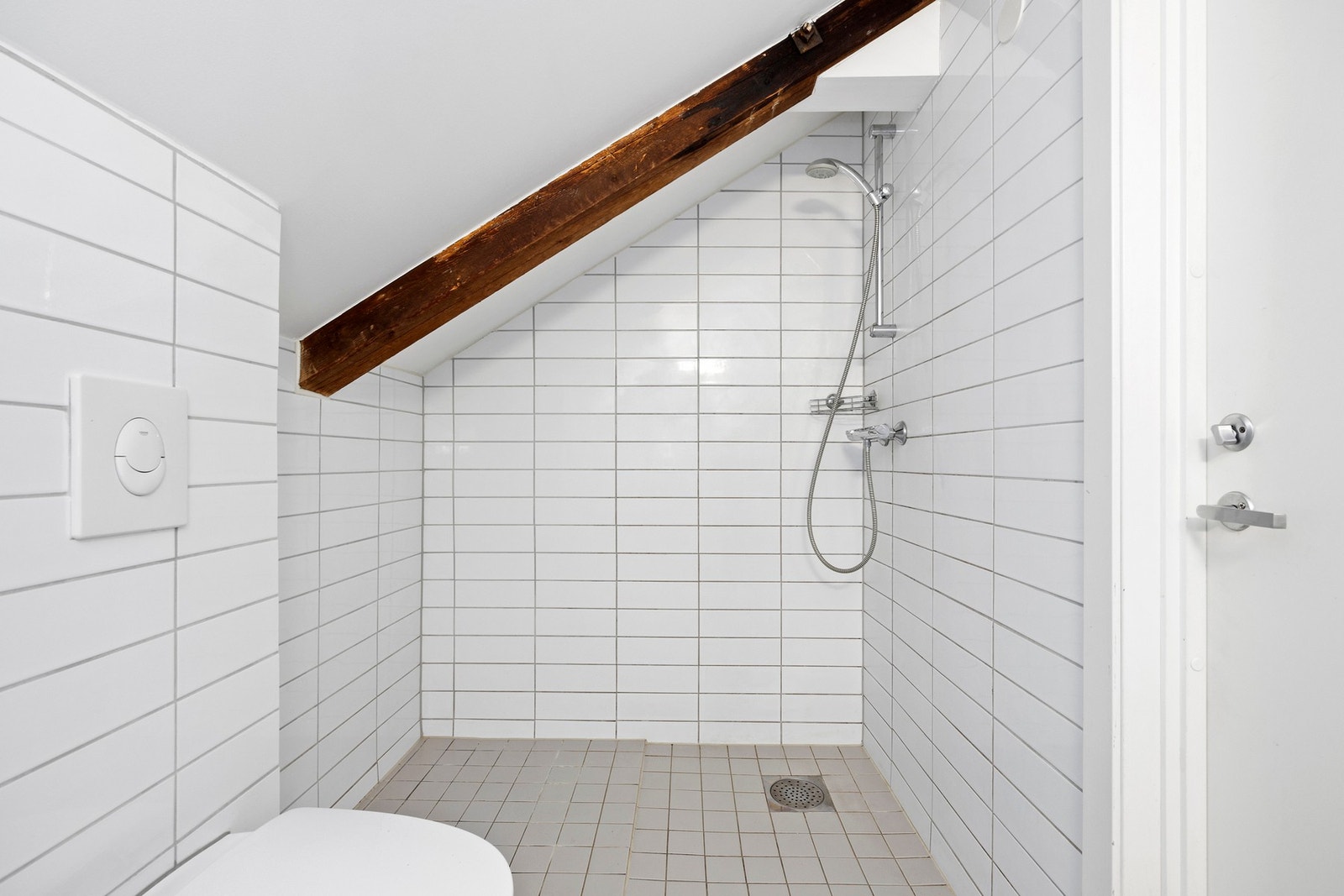 Vegghengt wc og dusjhjørne. Galleribilde