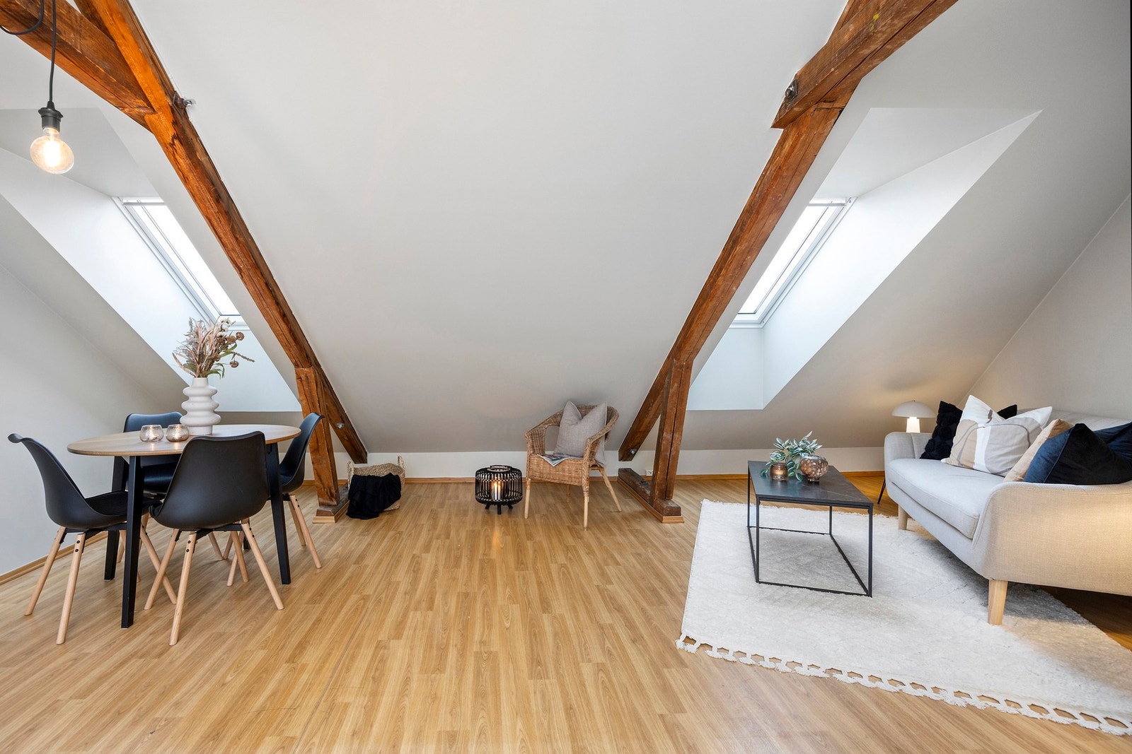 Stor, innholdsrik og unik 6-roms loftsleilighet med lukrativ utleiemulighet eller hele til eget bruk. Galleribilde