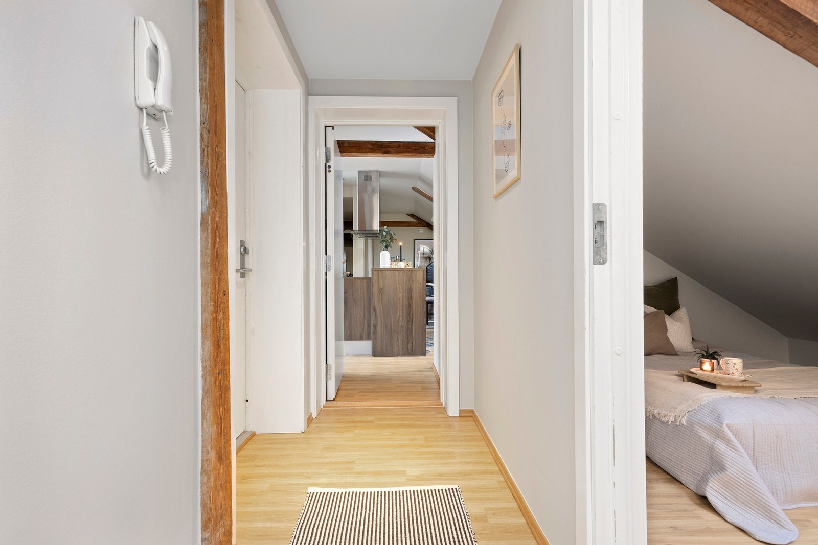 Gang mot del 2 av leiligheten. Det er solid låsbar branndør mellom "enhetene". Galleribilde