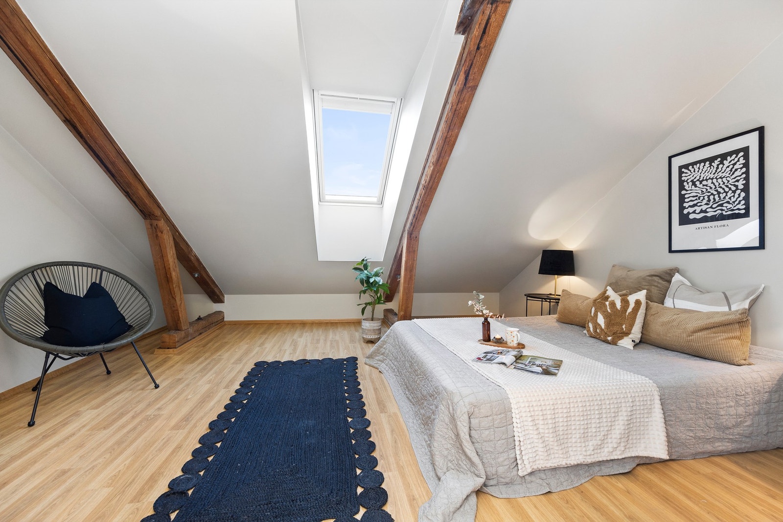 Leilighetens soverom 3 oppleves som romslig og med pene overflater. Takvindu. Galleribilde