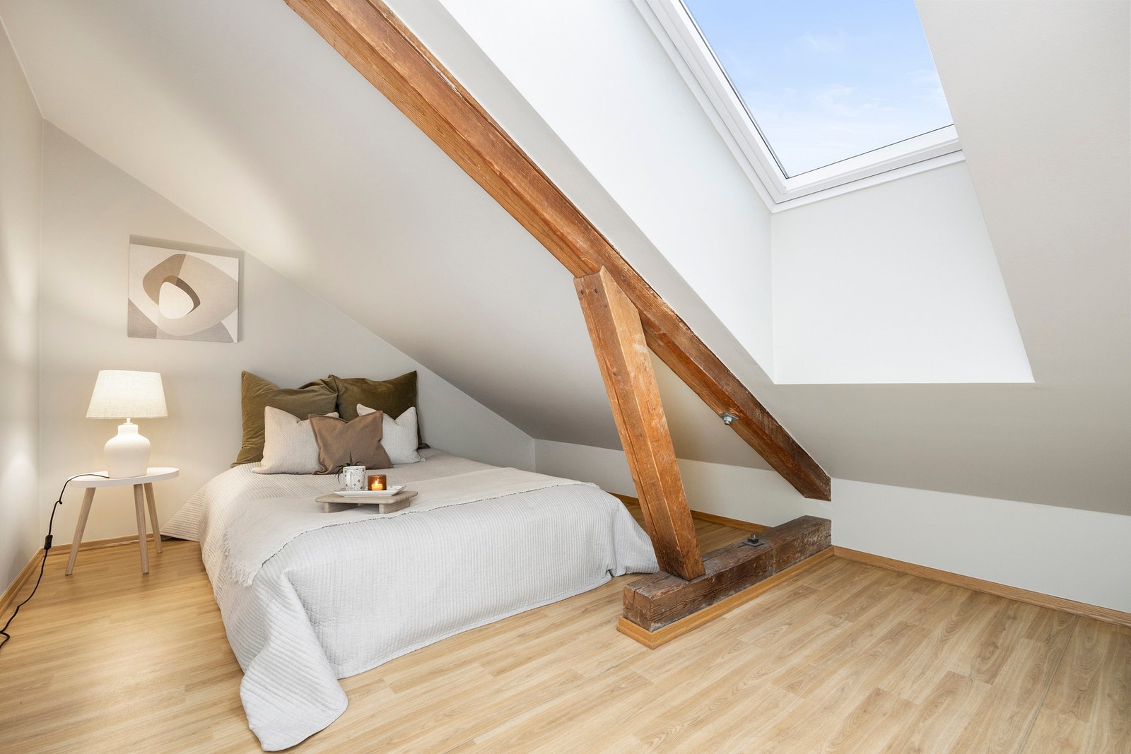 Soverom med takvindu og pene overflater. Galleribilde