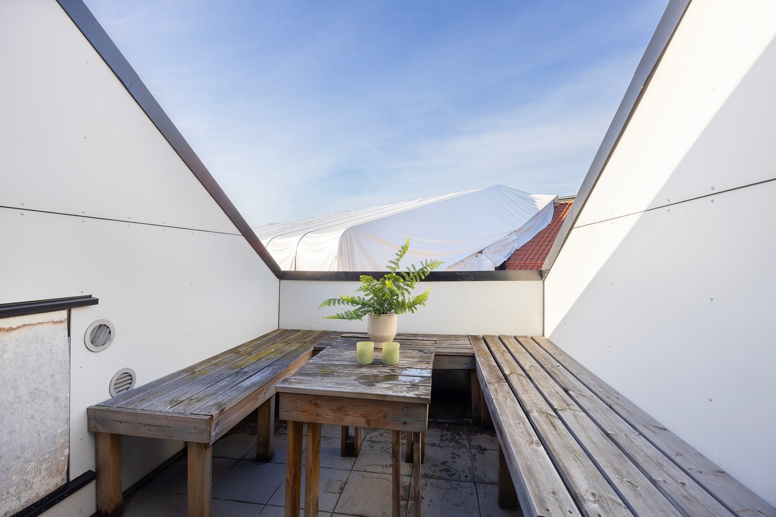 Skjermet takterrasse på 6 m2 (hvite duken er nabogård som renoverer midlertidig). Galleribilde