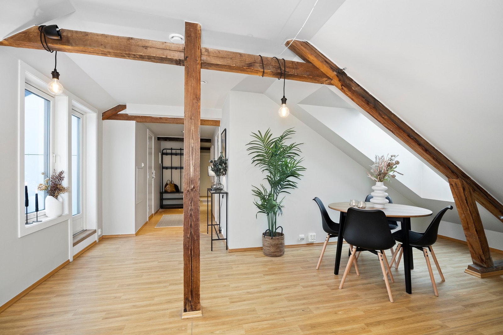 Fra stuen er det utgang til skjermet terrasse på 6 m2. Galleribilde