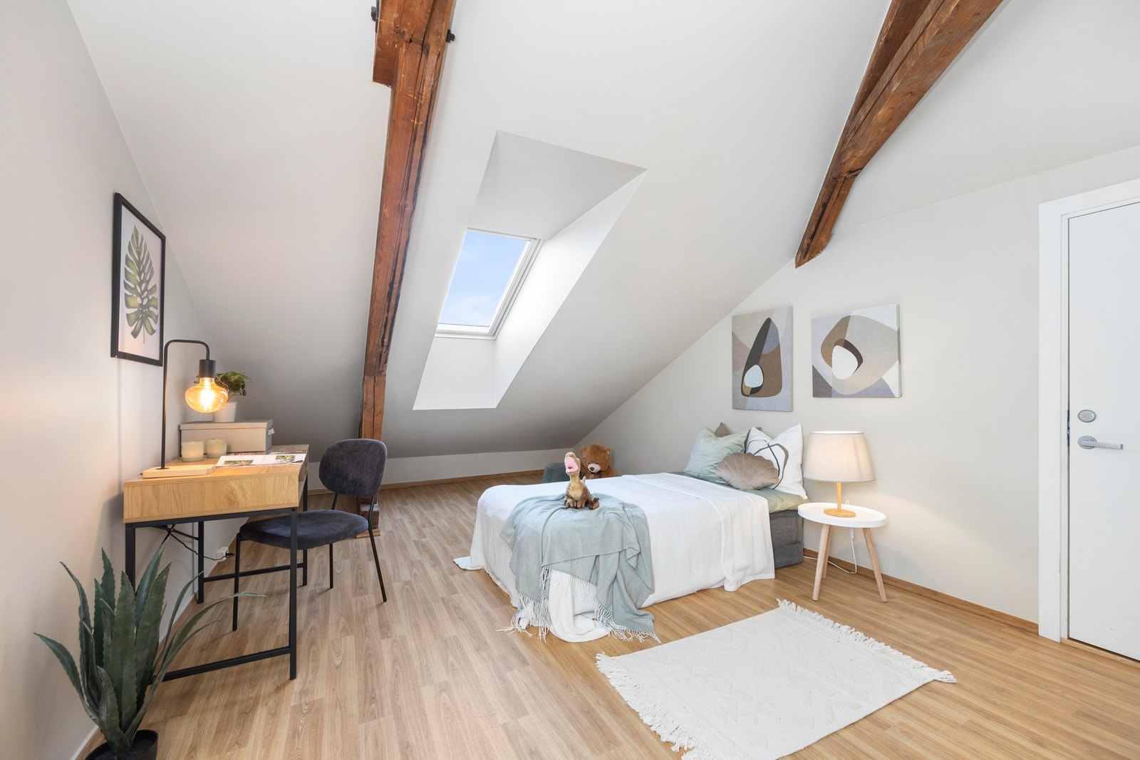 Leilighetens soverom 4 er av god størrelse og med takvindu. Tilgang til innvendig praktisk innvendig lagringsbod. Galleribilde