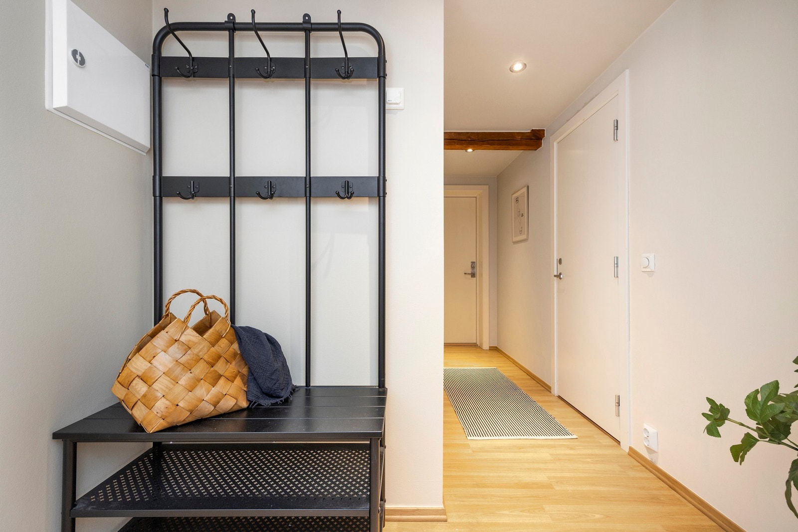 Leilighetens entré/gang. Downlighs i taket. Galleribilde