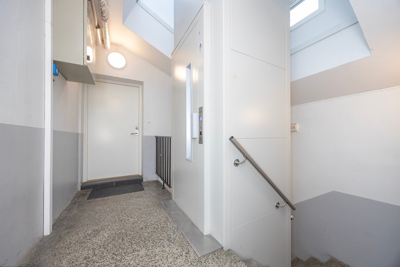 Heisadkomst fra oppgang B. Leiligheten har inngangspart i oppgang A og B. Se plantegning. Galleribilde