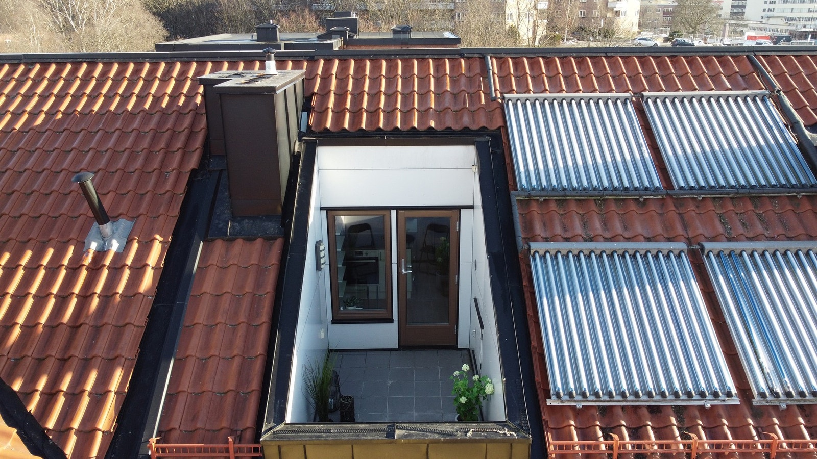 Nytt yttertak i 2010 med solcellepaneler. Galleribilde