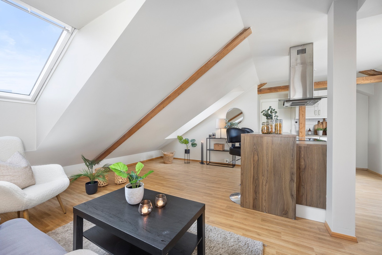 Hele leilighetens gulvareal er 183 m2. BRA-i er 110 m2. Galleribilde