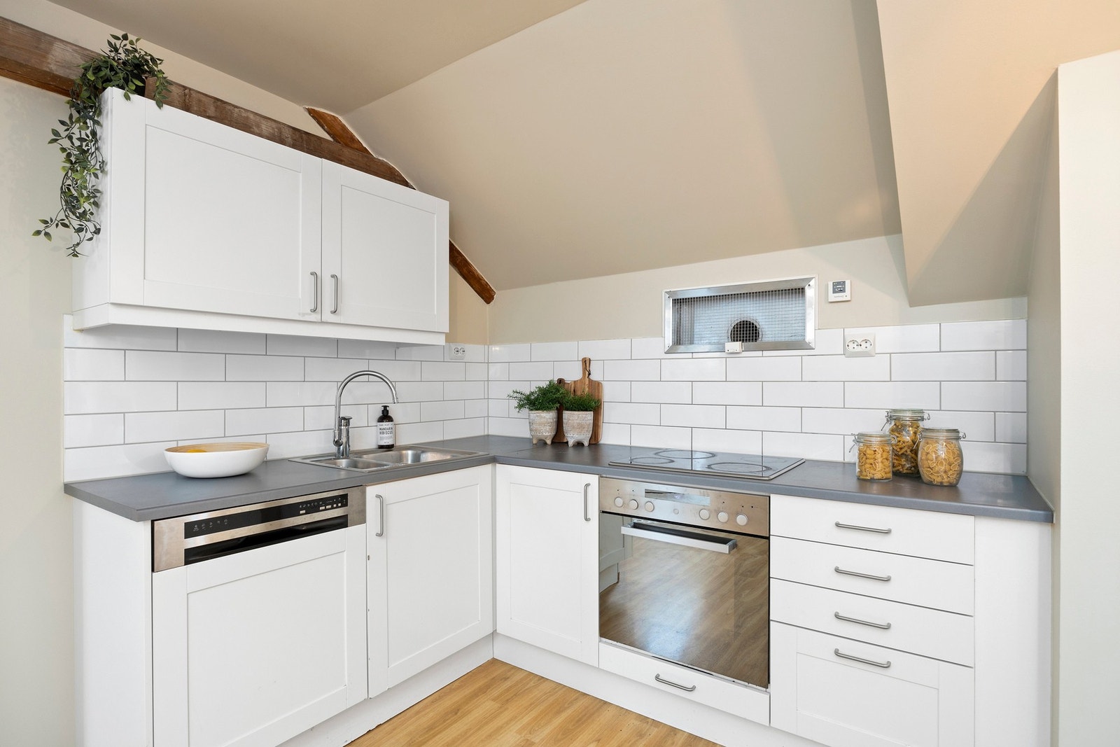 I kjøkkenet er det lys under overskap og hvitevarer som medfølger. Fliser mellom bank og overskap. Galleribilde