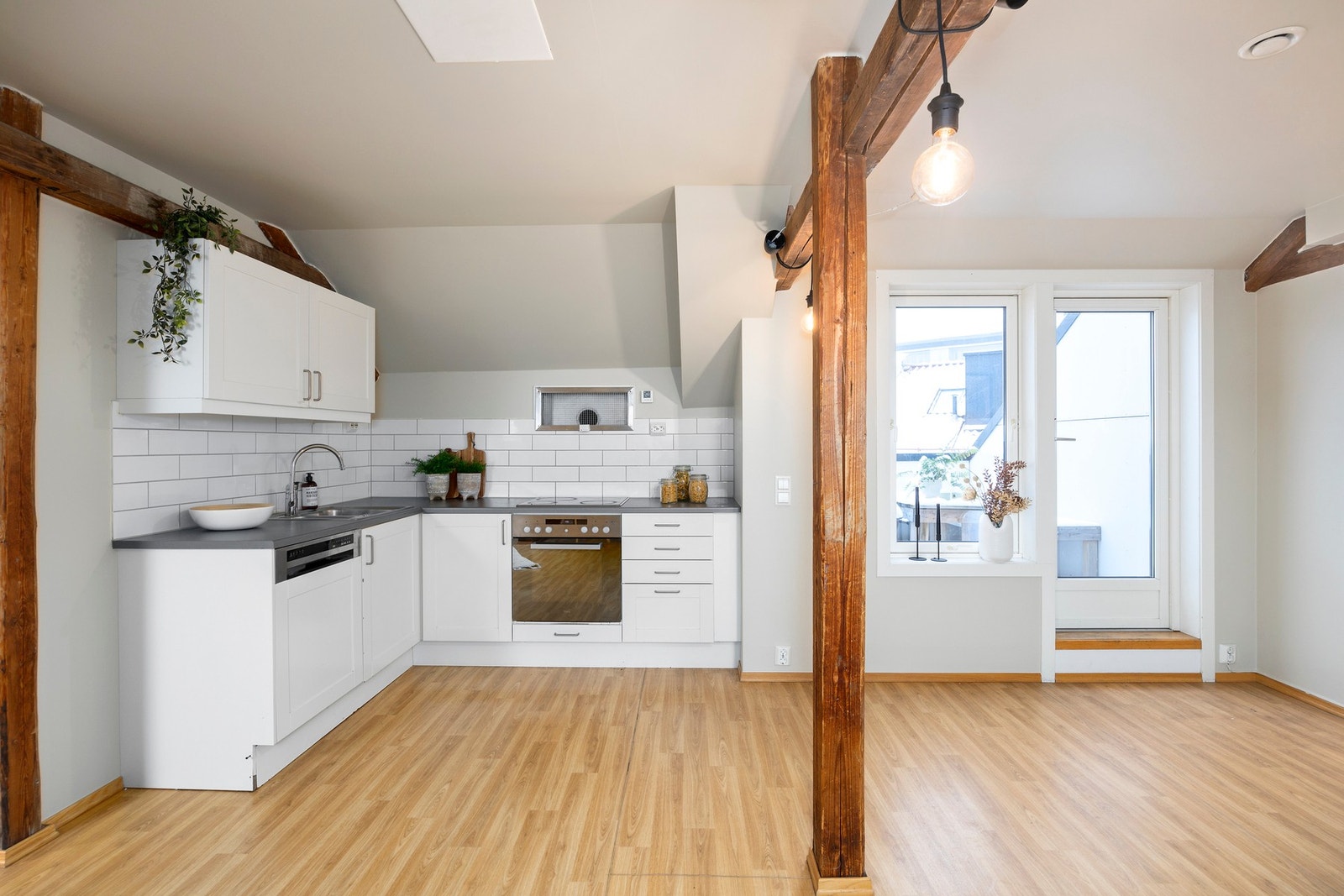 Kjøkkeninnredning fra ca. 2011 med hvite fronter. Galleribilde