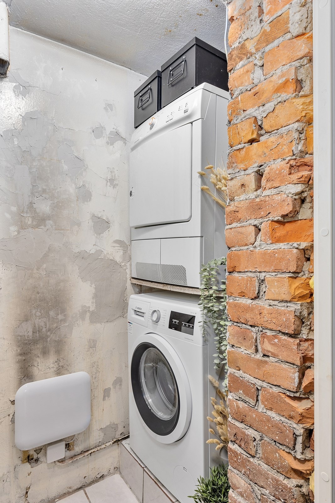 Praktisk bod i mellometasjen med plass til vaskemaskin og tørketrommel. Galleribilde