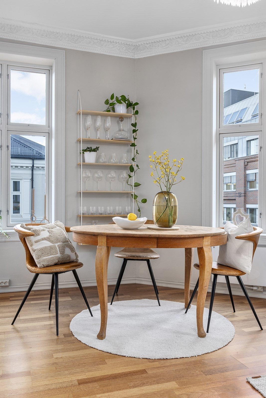 Den åpne løsningen gjør kjøkkenet til en naturlig samlingsplass i hjemmet. Galleribilde