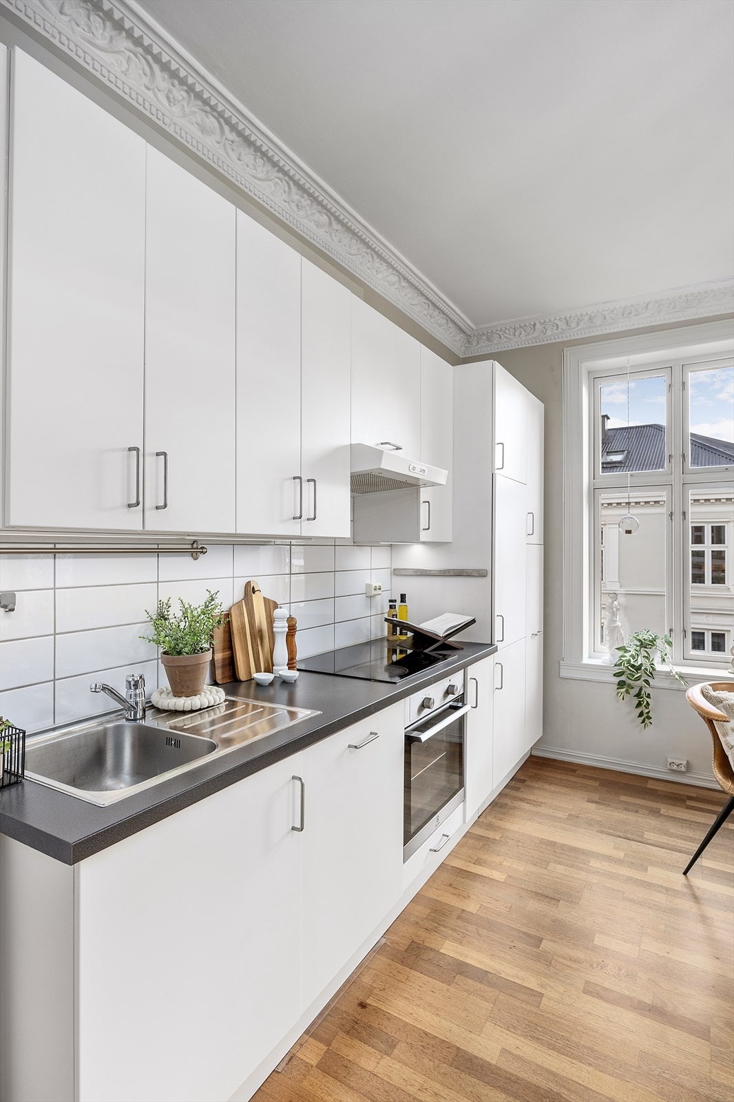 Integrerte hvitevarer for en praktisk og ryddig kjøkkenopplevelse. Galleribilde