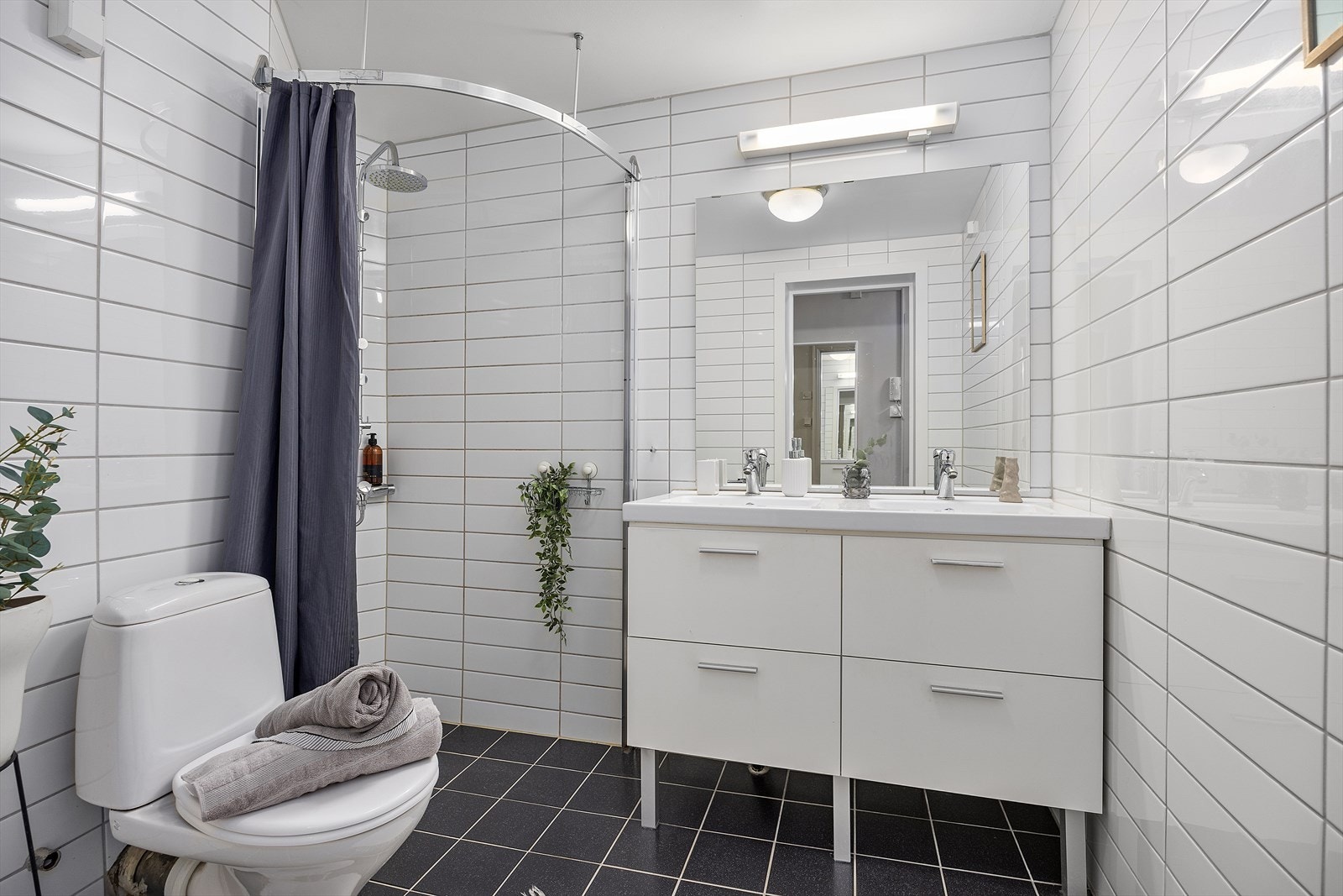 Romslig dusjsone og dobbel servant - perfekt for en smidig morgenrutine. Galleribilde