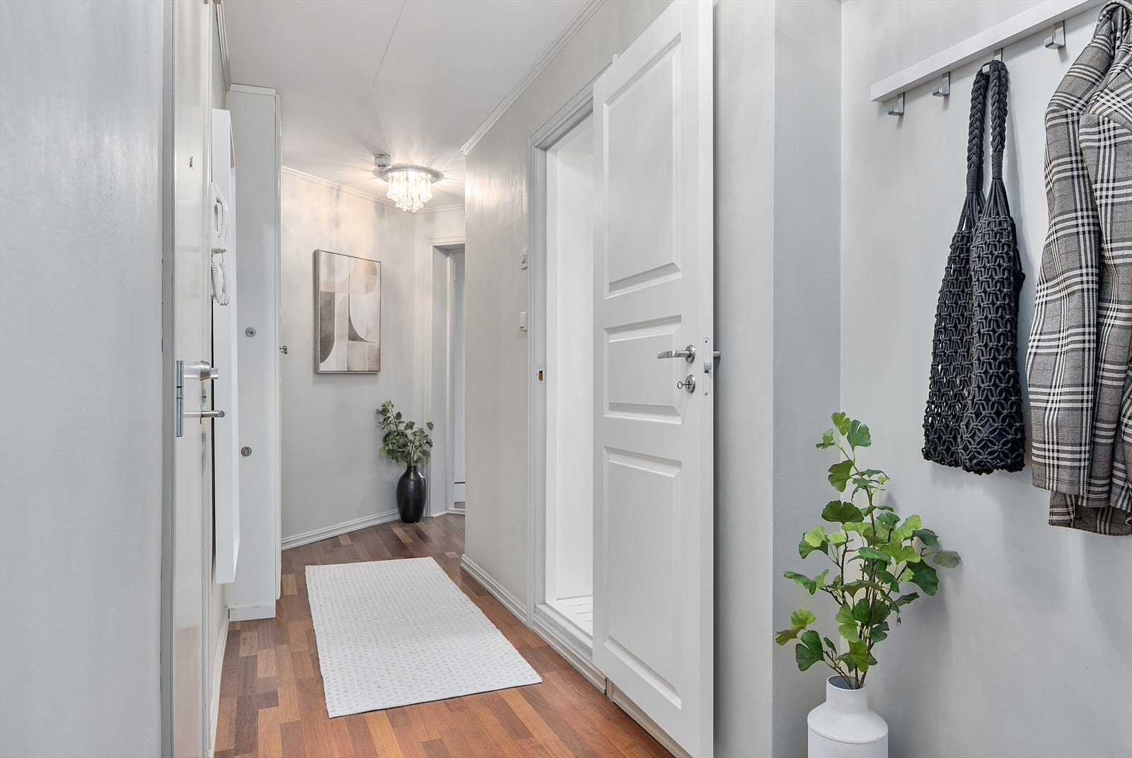 Lyse vegger og god takhøyde gir gangen et romslig uttrykk. Galleribilde